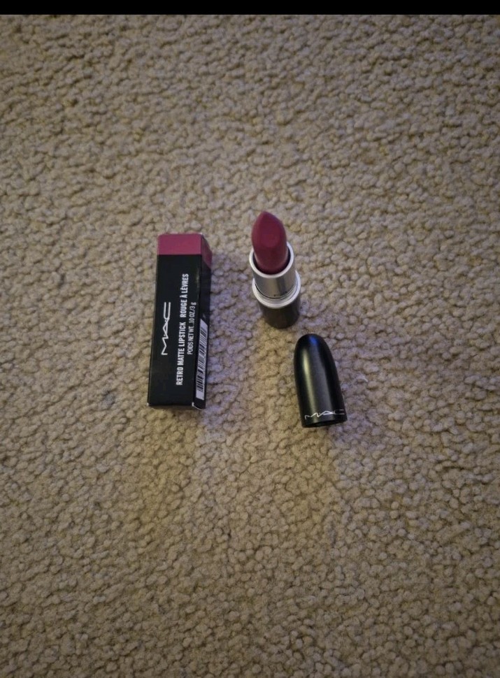 MAC Retro Matte Lipstick Flat Out Fabulous - Bold Long-Lasting Color