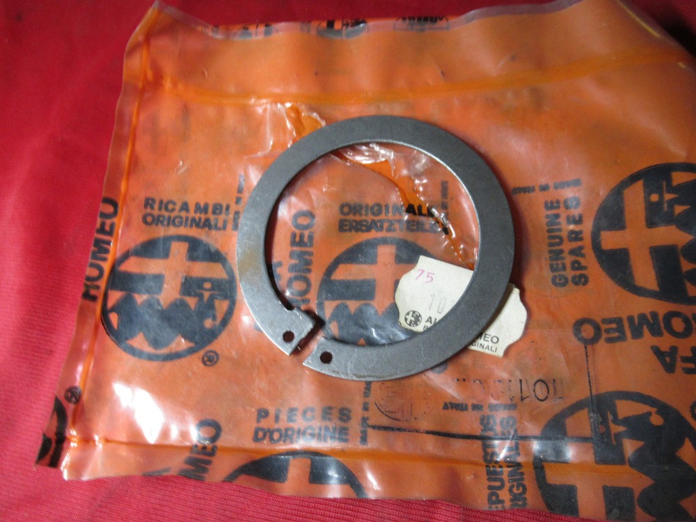 Original Alfa Romeo Sud / Sprint/33 Seeger for Hub Change 101190 New