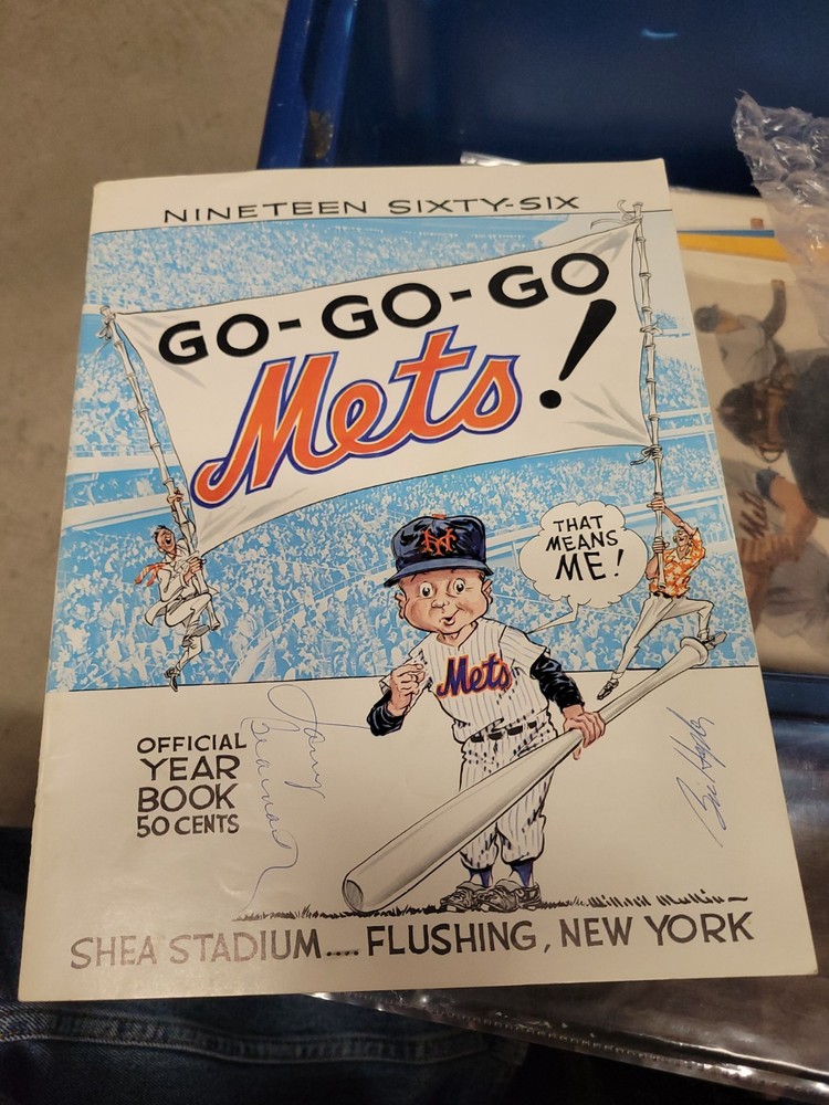 1966 New York Mets Yearbook EX plus has 5 signed-Jones swoboda  rockie year