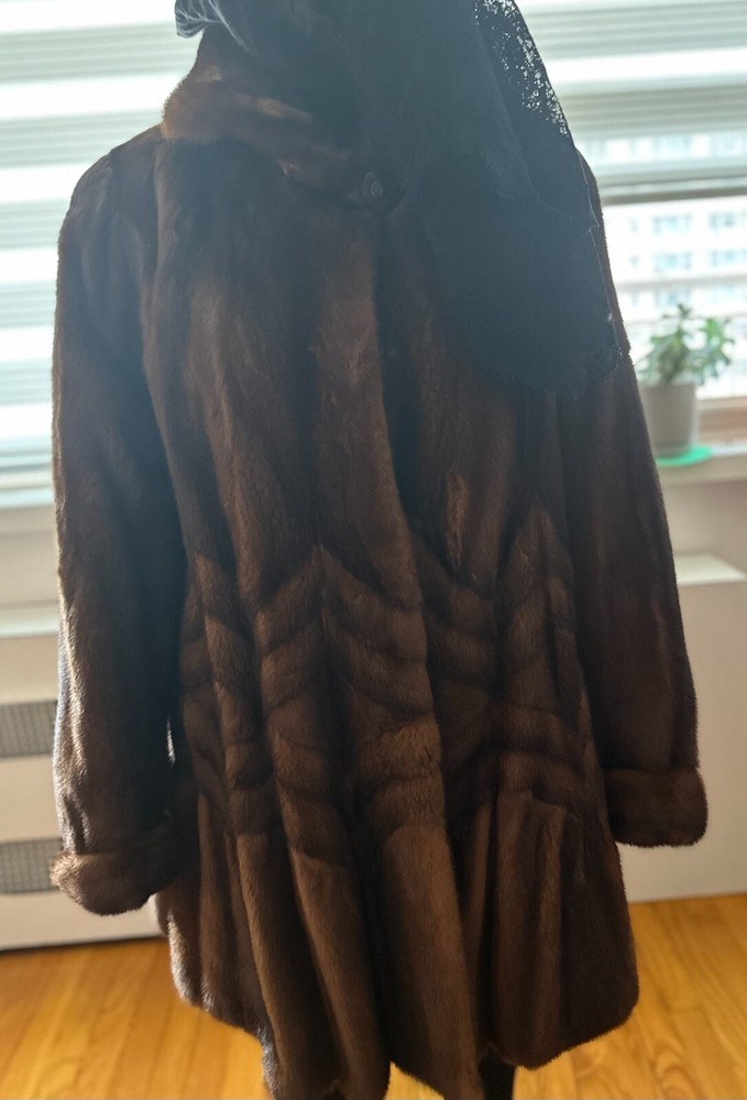 Luxury Full-Length Mink Fur Coat in Size M-image