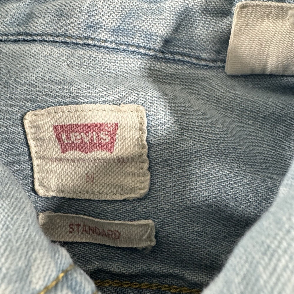 Levi's Chambray Shirt Mens Medium Blue Button-Up Medium Wash Standard Cut Pocket