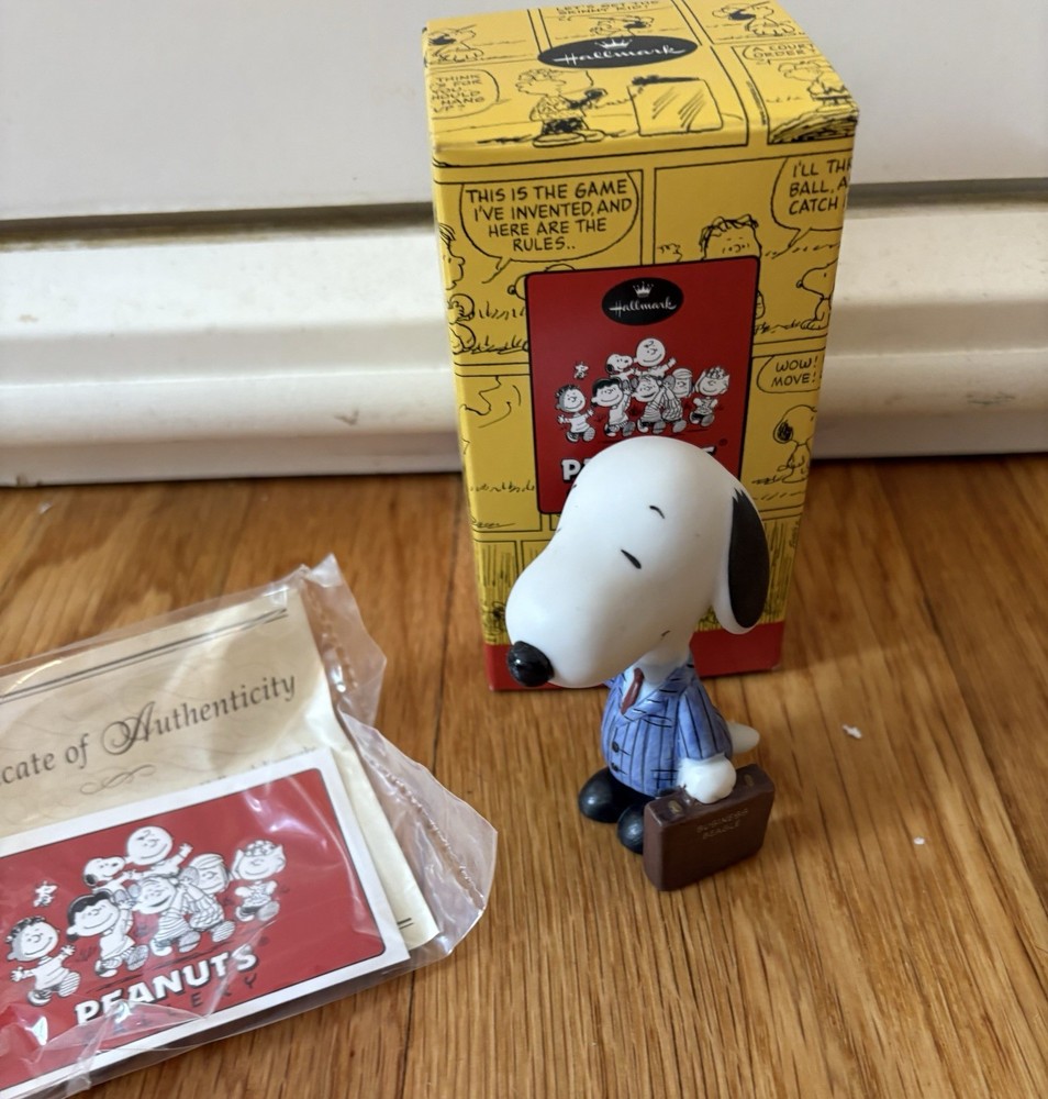 Vintage 2000 Peanuts Snoopy in Suit Gallery Collectible Figure  