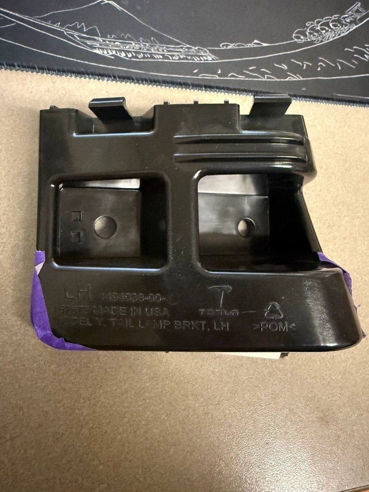 TESLA MODEL Y TAIL LAMP BRACKET LEFT DRIVER 2020 2021 2022 2023 1494038-00-D OEM