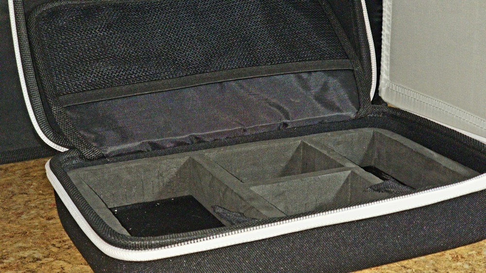 Atomos V soft shell case carry-on black color used with pictures