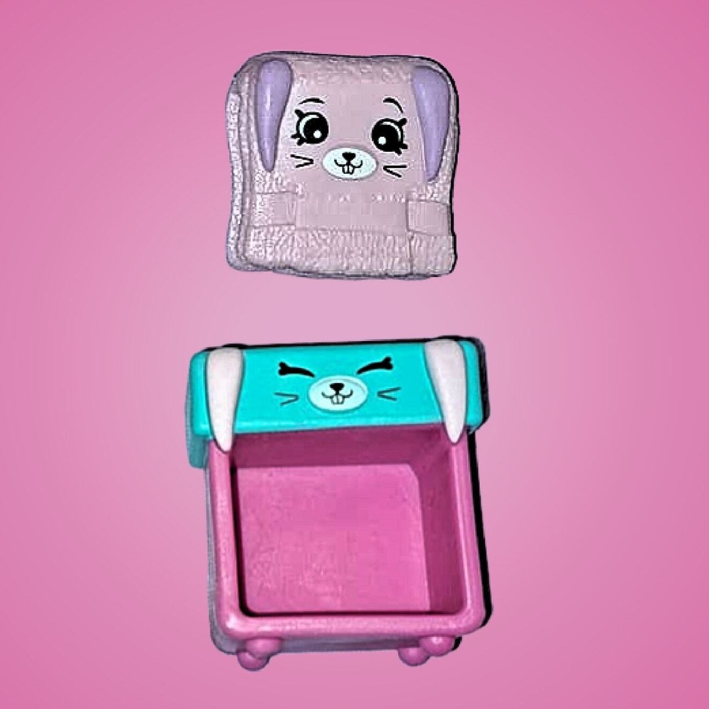 Shopkins Happy Places Collectible Bath Shelf & Pink Towel Accessories