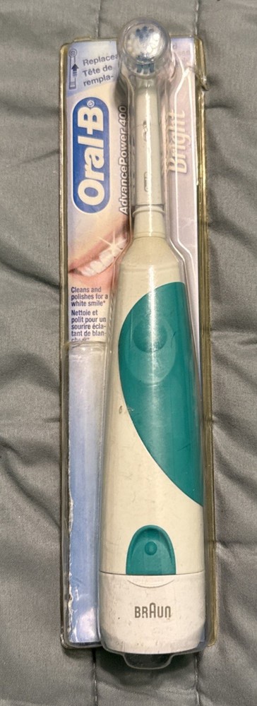 Braun Oral-B AA Battery Powered Electric Toothbrush 4739 with head New Open Box