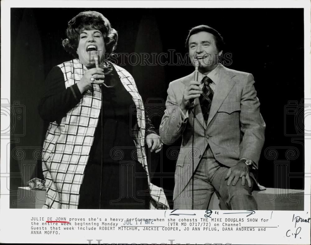 1972 Press Photo Julie De John & Mike Douglas on 