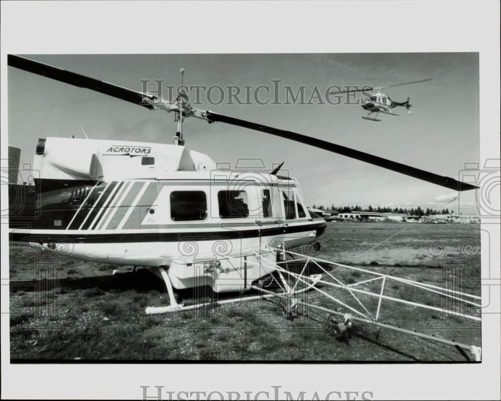 1992 Press Photo Helicopter sprays insecticide on crops in Northeast Tacoma, WA