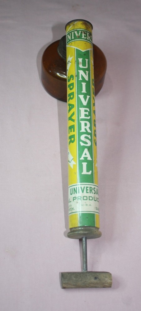 Vintage UNIVERSAL AD LITHO TIN SPRAYER & DUSTER PUMP 195O' METAL AMBER GLASS JAR