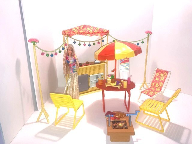 2005 Barbie Cali Girl Hawaiian Party Vacation  Luau Playset