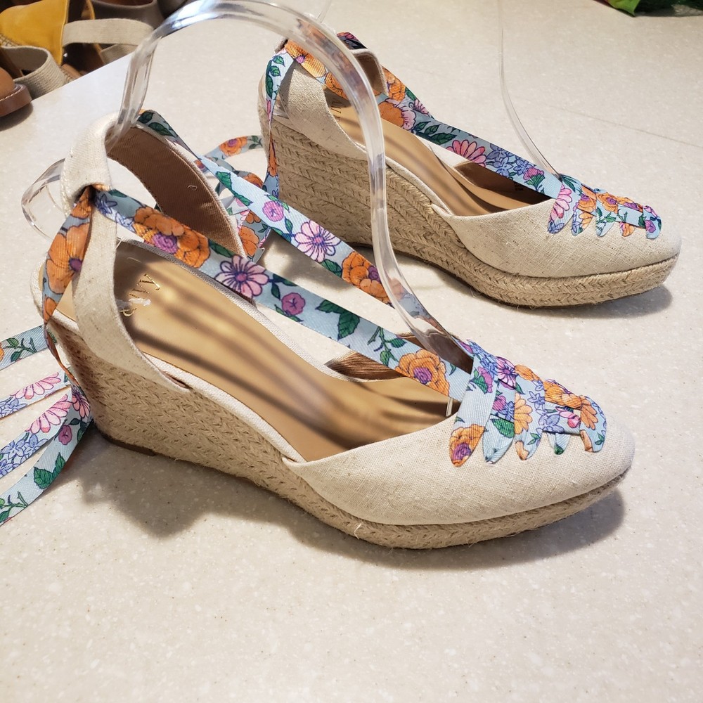 Crown & Ivy Lawndale Floral Wedge Heels Size 8.5 Medium with Ankle Strap