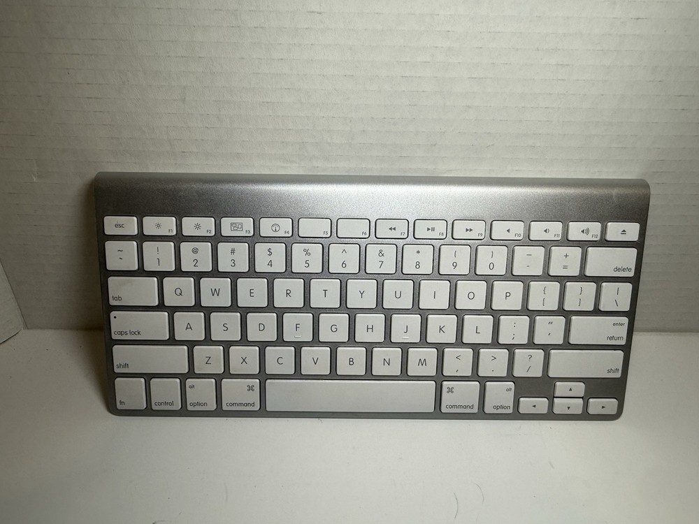 Apple A1314 Wireless Bluetooth Keyboard Tested and Working