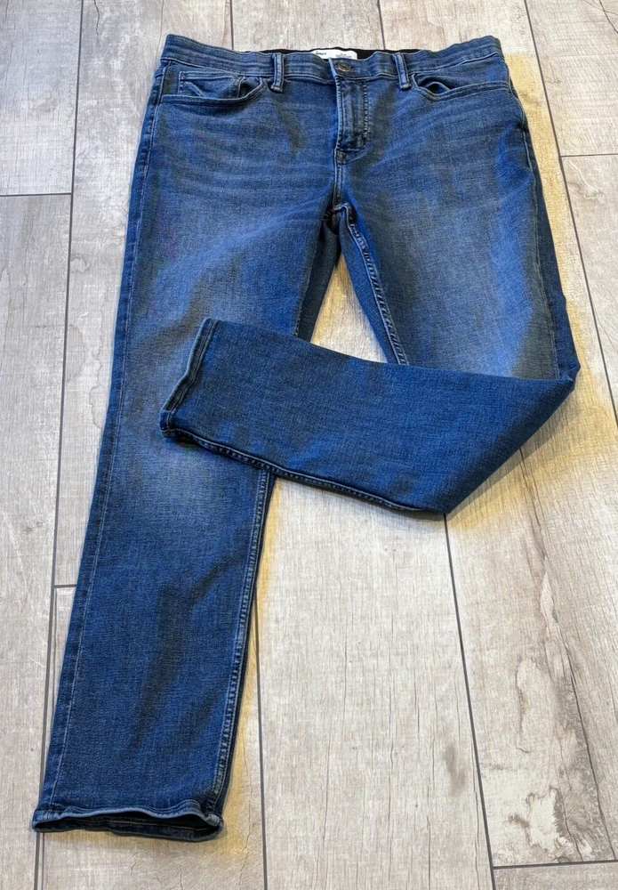 Old Navy 34x31(Actual) Straight Fit Jeans Built In Flex Stretch Med Wash Faded