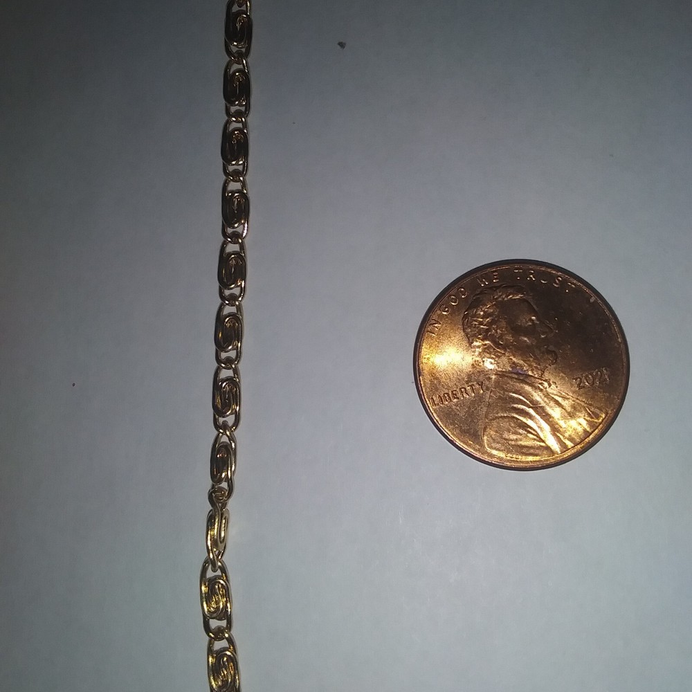 Elegant Swirl Bracelet in Sleek Gold Tone Design