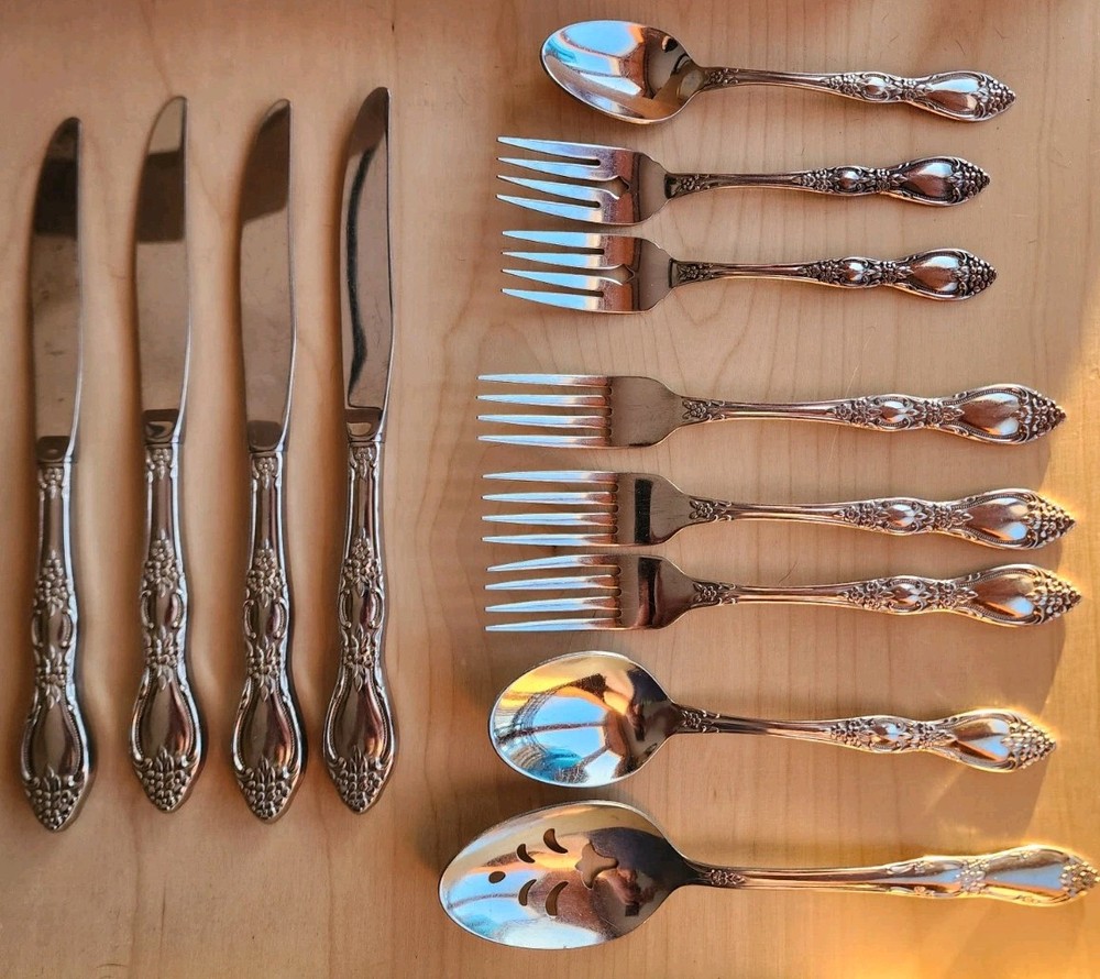 Lot 12  Wm. Rogers Oneida Deluxe Stainless Grapes