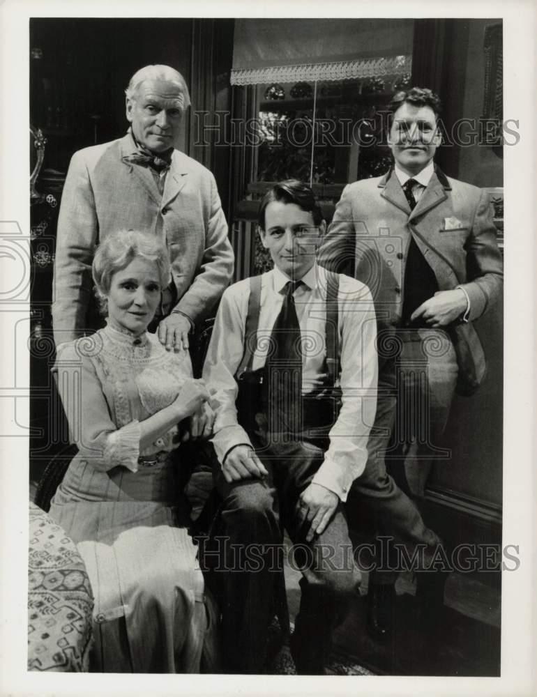 Press Photo The cast members of 