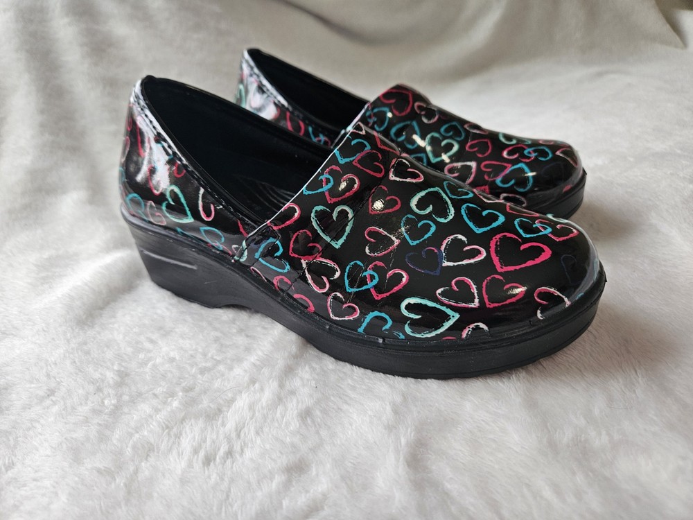 EUC Womens Easy Street Slip Resistant Nursing Clogs Mules Size 6.5W Hearts Design