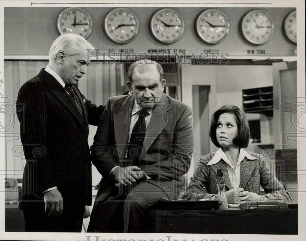 Press Photo Ed Asner, Ted Knight, with Mary in 