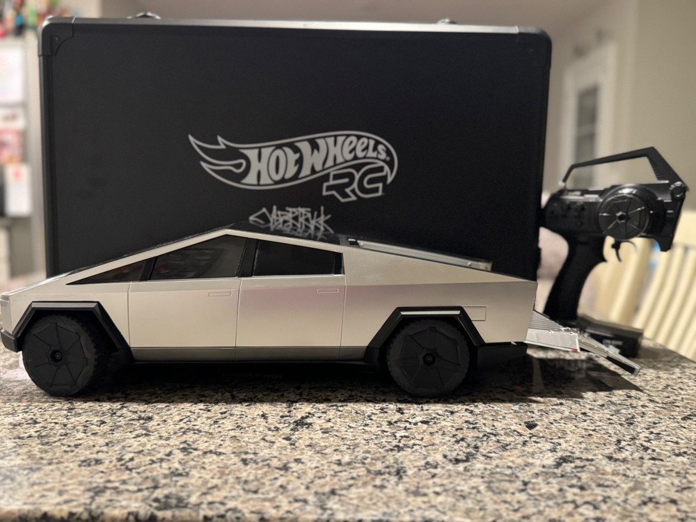 Tesla Cybertruck R/C 1:10 Hot Wheels by Mattel Limited Edition GXG31-9993 *NEW*