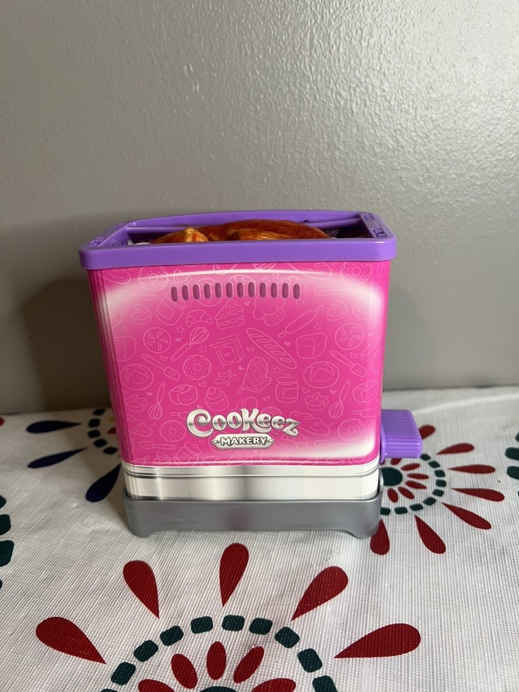 Cookeez Makery Toasty Treatz Scented Plush Oven with PNUTTY & JAM TIGER