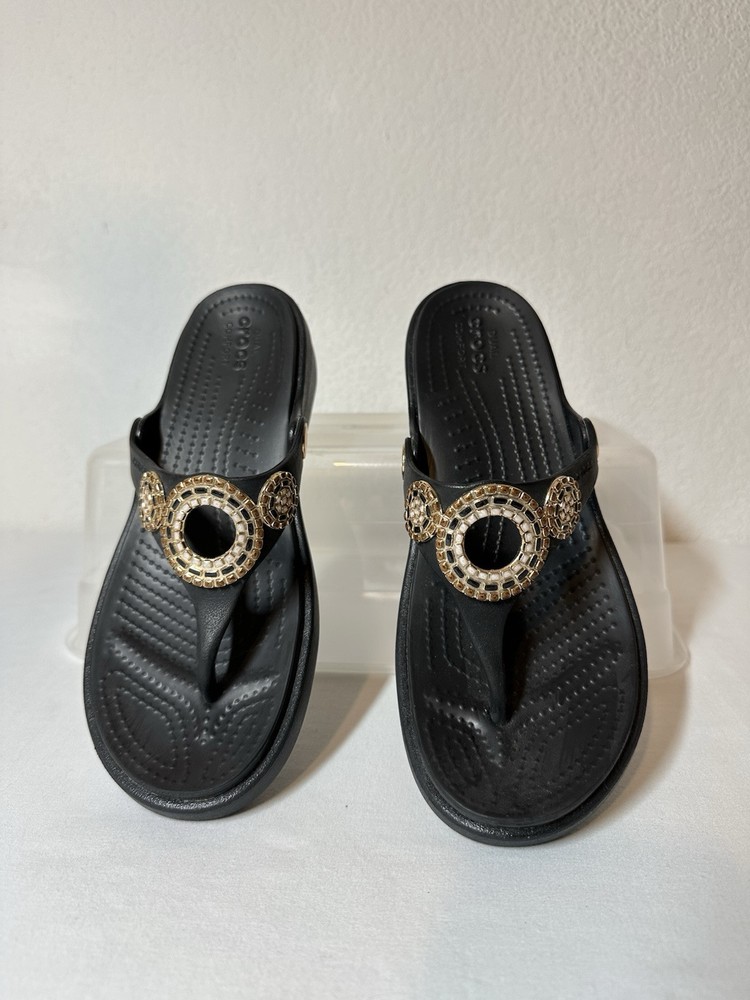 Crocs Sanrah Diamante Embellished Wedge Flip Flop Womens Size 8 Black Gold