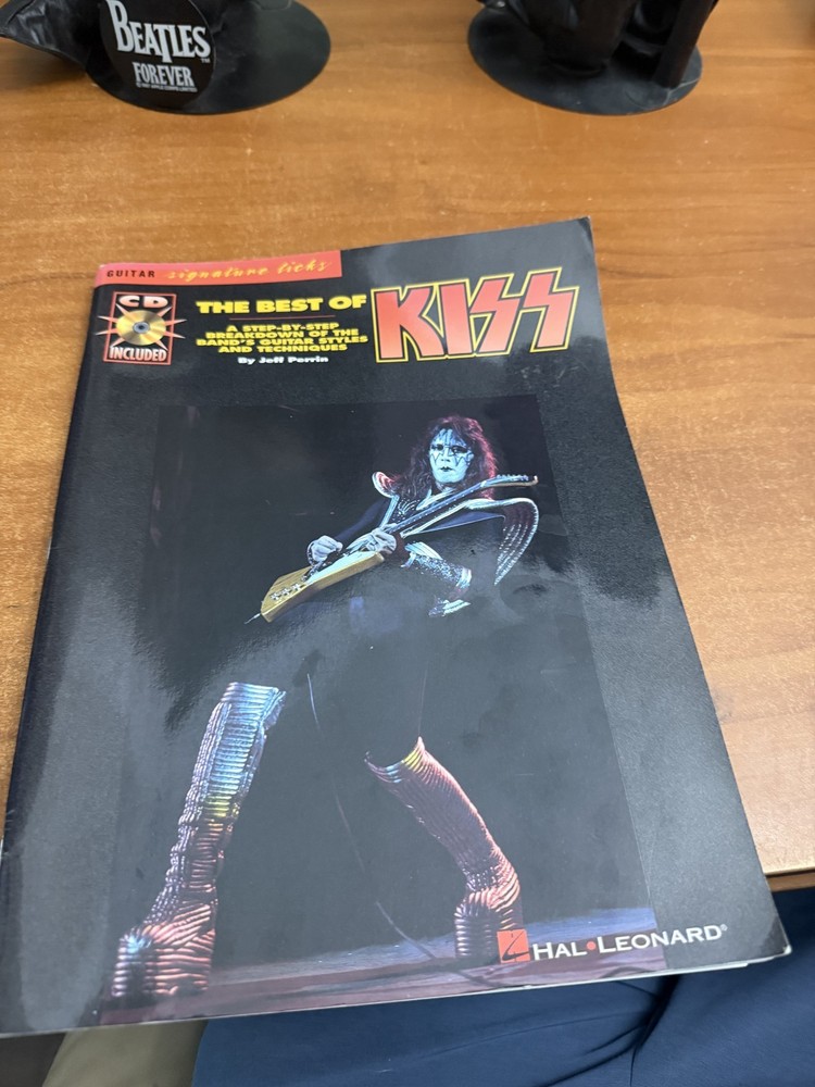 The Best of KISS Signature Licks Guitar Tab / Tablature Book - Hal Leonard + CD