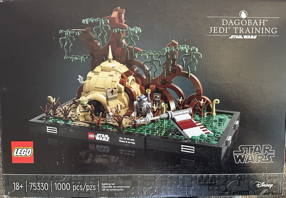LEGO Star Wars Dagobah Jedi Training Diorama Set 75330 with Yoda and Luke