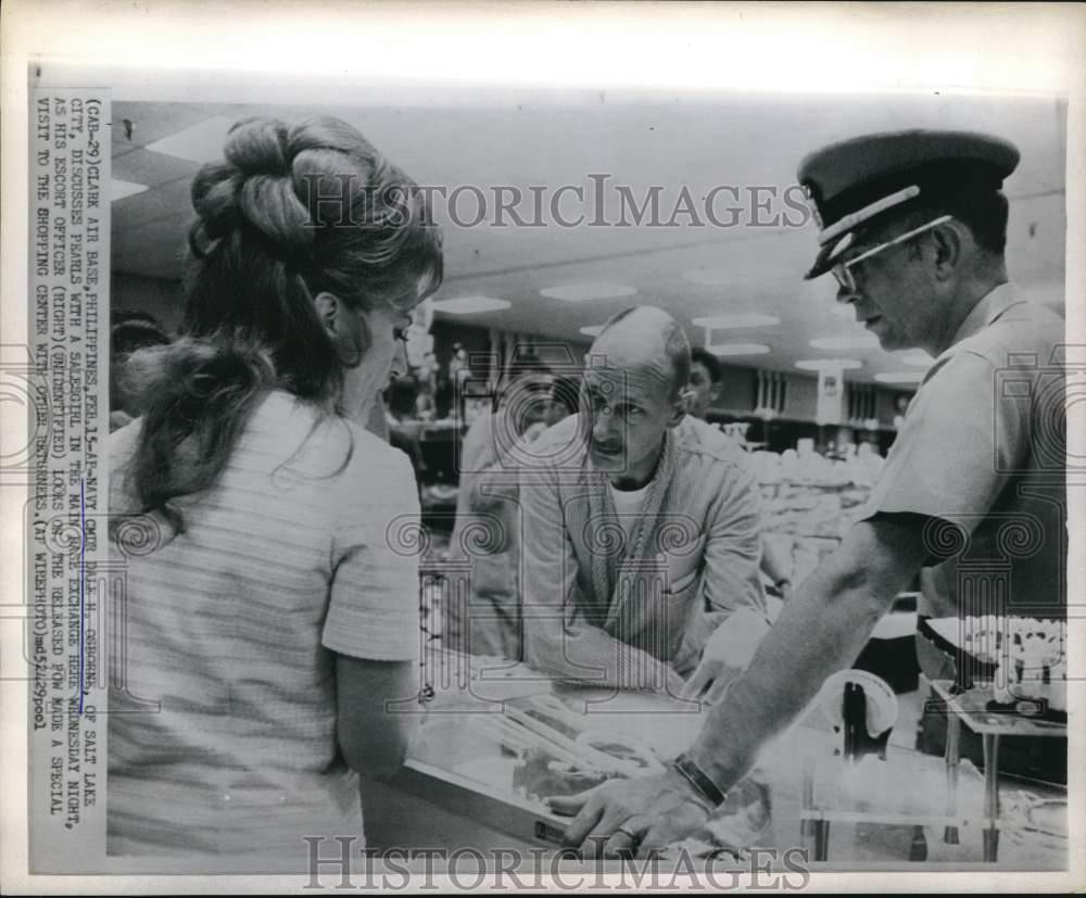 Press Photo Former POW shops for pearls at base exchange in the Philippines