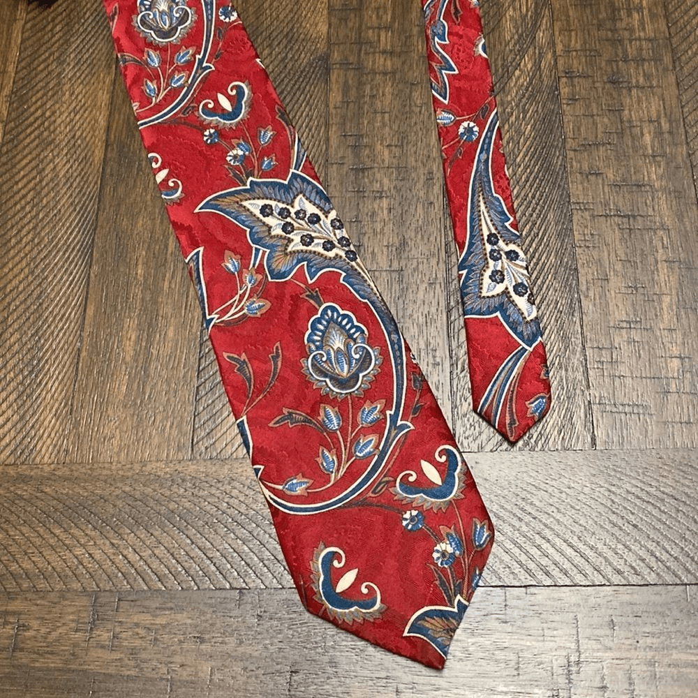 Oscar de la Renta Couture Silk Mens Necktie in Red Paisley Pattern