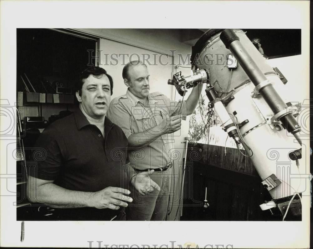 1986 Press Photo Dr. Don Parker & Jeff Beish with 12-Inch Telescope - lra25993