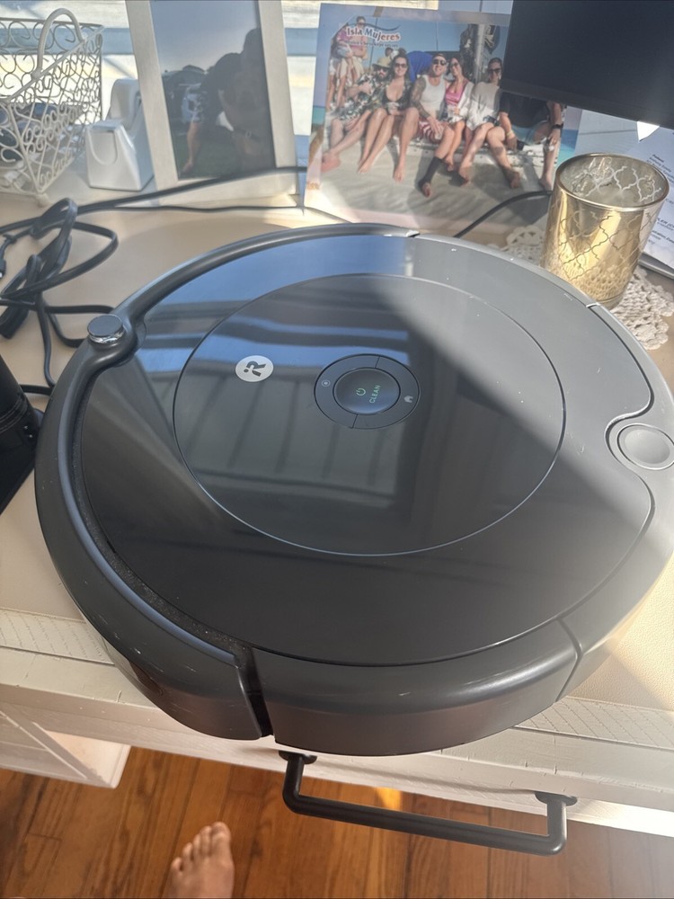 Roomba 694 Robot Vacuum with Self-Charging Base & Cable