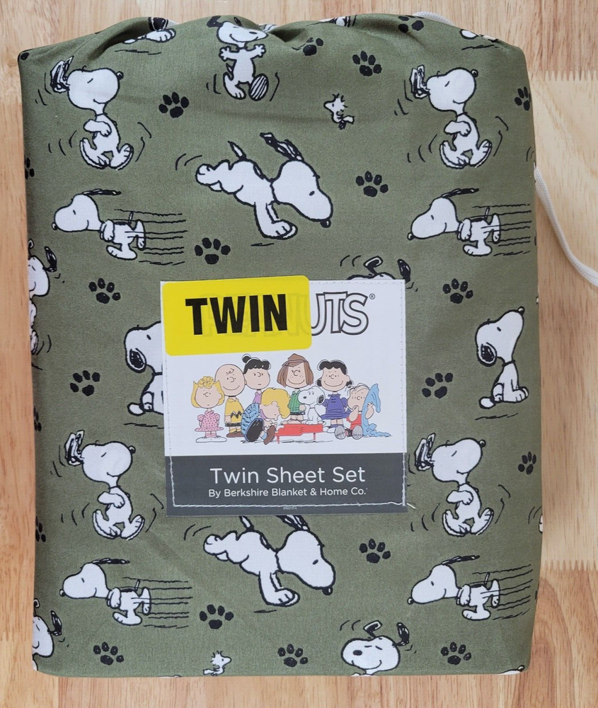 Snoopy 4-Piece Twin Sheet Set with Paw Prints in Green