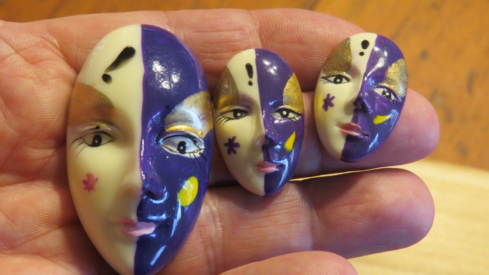 VTG Women's Hand Painted 3D Mardi Gras Mask Earrings & Broach New Orleans, 2.25