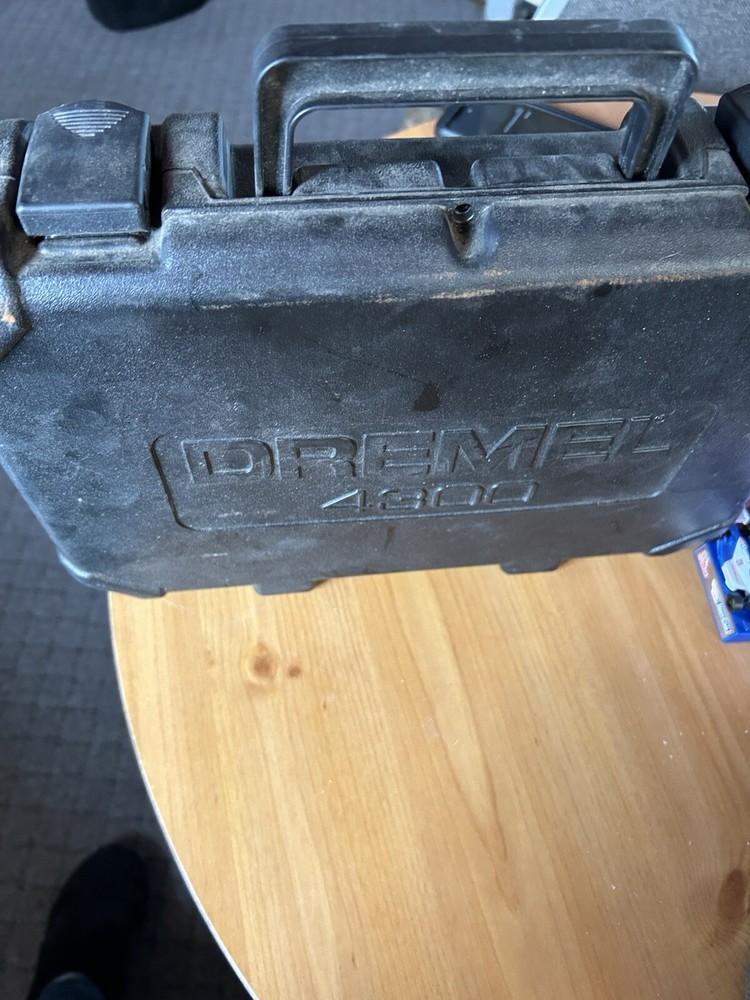 Herramienta giratoria de velocidad variable Dremel 4300-DR-RT - blanca