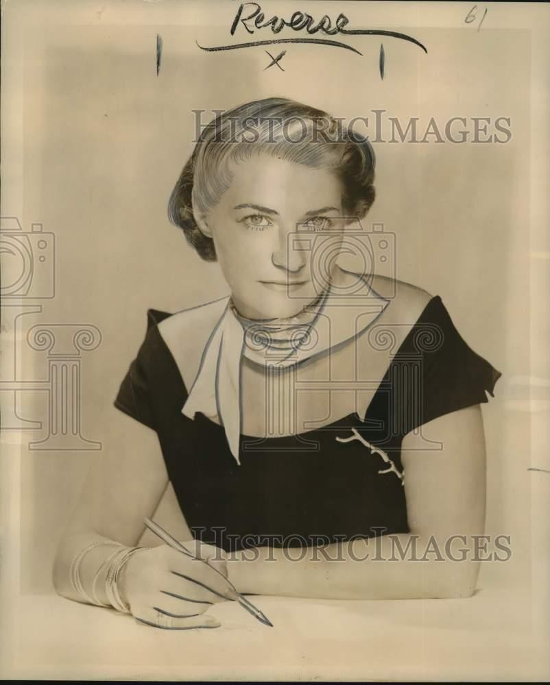1949 Press Photo Pauline Trigere won the seventh American Fashion Critics' Award