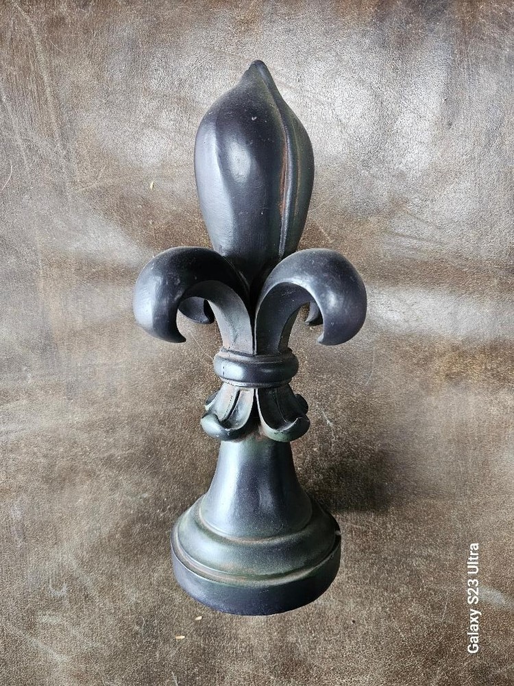 FLUR-DE-LIZ RESIN STATUE 10