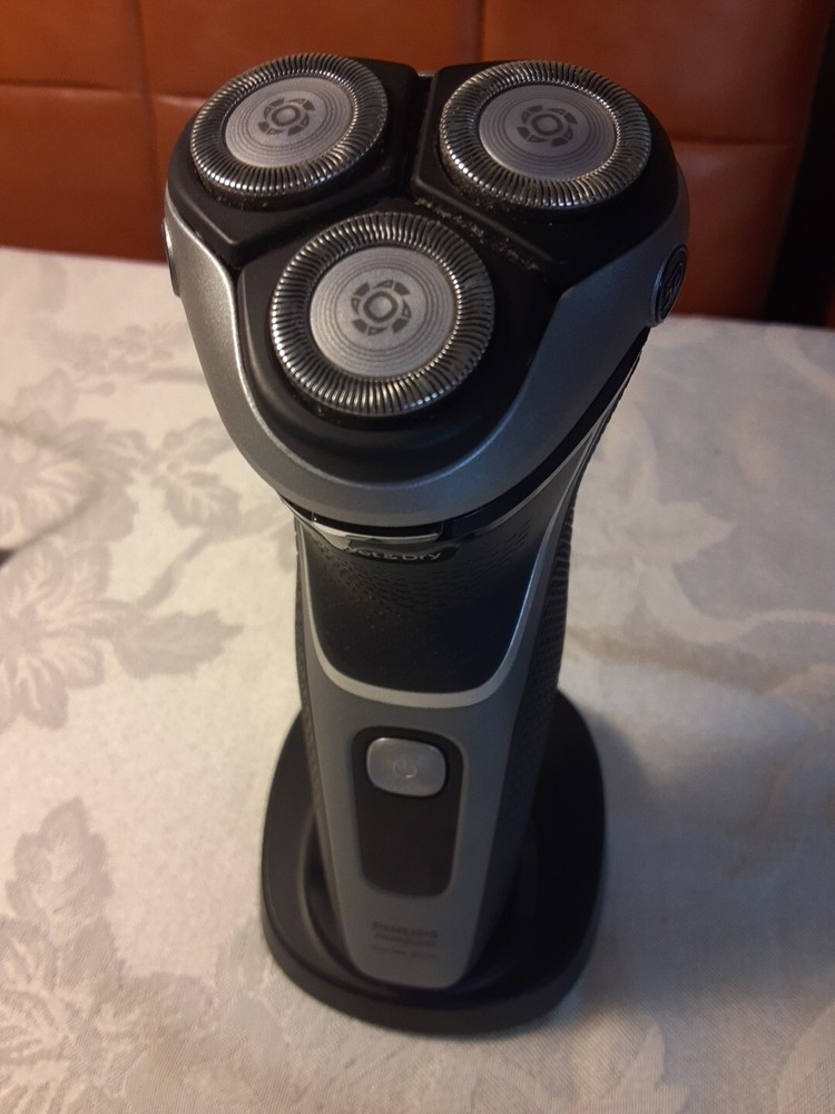 Philips Norelco Shaver 3000  Wet & Dry looks new. Tested it works