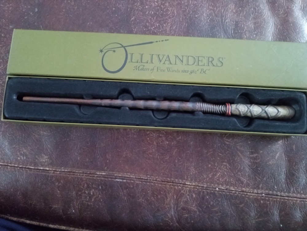 Olivander 8-inch Holly Wand from Harry Potter Wizarding World - No Map or Bag Included