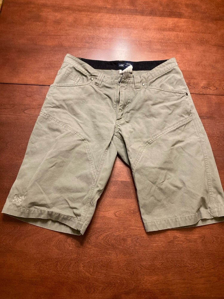 Men’s Arc’teryx 30 Cargo Hiking Shorts in Light Green Sage for Outdoor Adventures