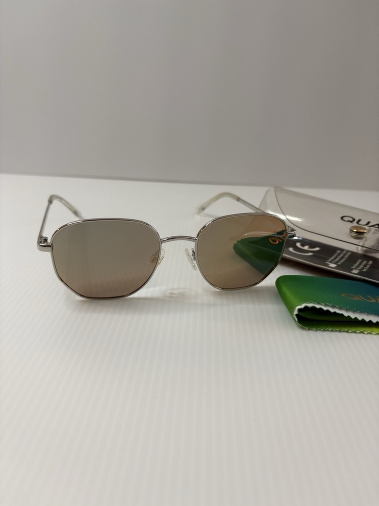 QUAY BIG TIME  SILVER FRAME /GOLD LENSES POLARIZED SUNGLASSES  ONE SIZE  EUC