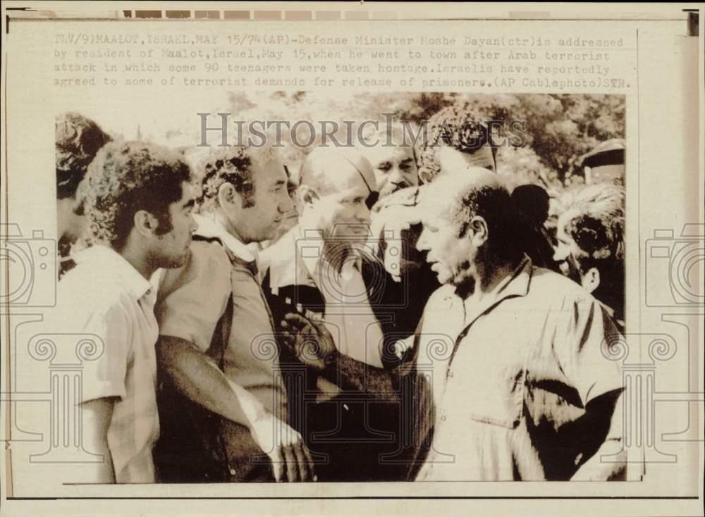 1974 Press Photo Defense Minister Moshe Dayan visits Maalot, Israel - lra35471
