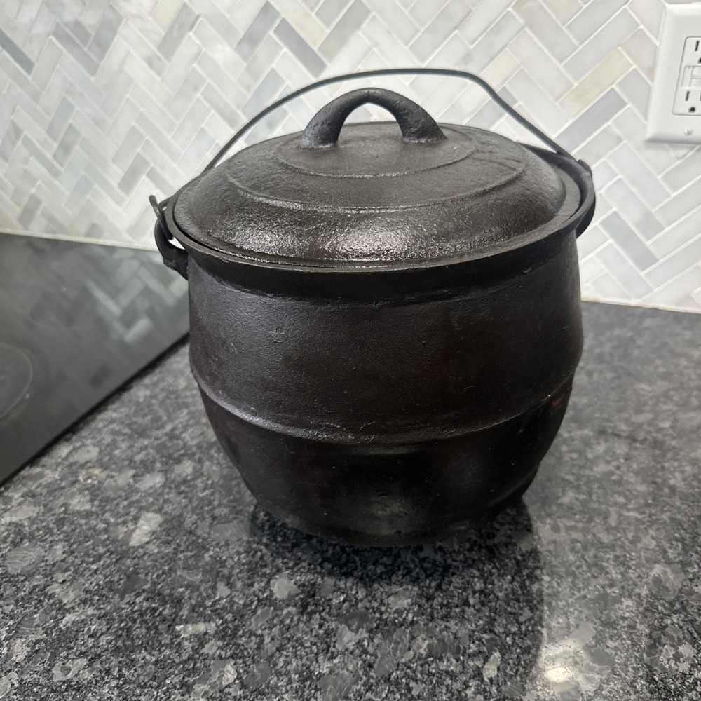 Antique Cast Iron Bean Pot 3 Legs No. 8 with Lid Cauldron Kettle with Handle