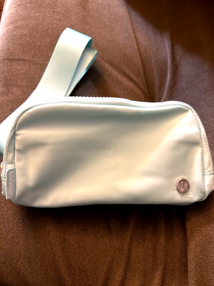 LULULEMON BELT BAG/MINT COLOR/NEW!!