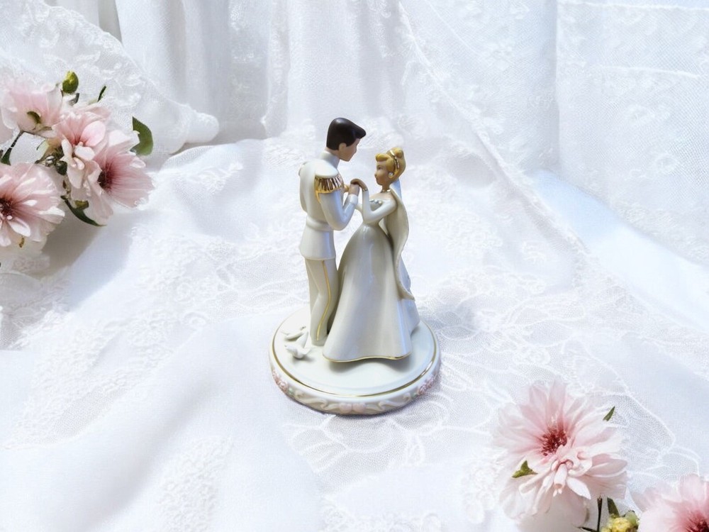 LENOX DISNEY SHOWCASE COLLECTION CINDERELLA'S WEDDING DAY CAKE TOPPER Mint
