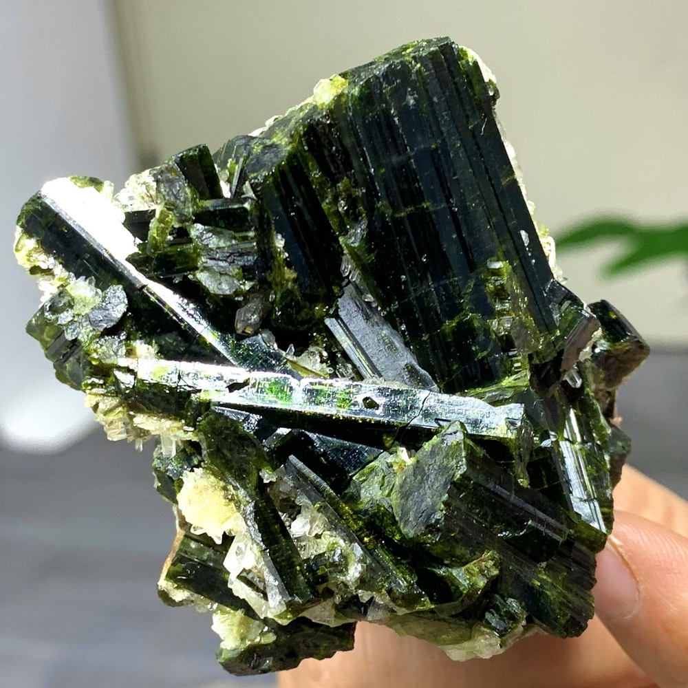 137G Rare!! Natural green tourmaline quartz crystal cluster mineral specimeno