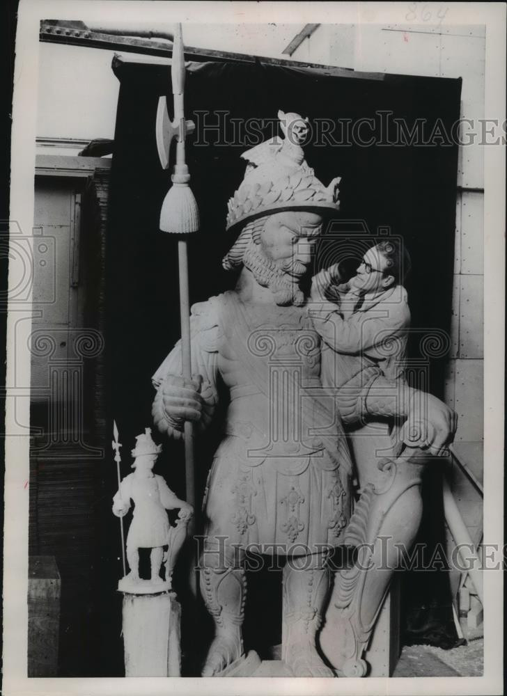1953 Press Photo David Evans Carving Giant Magog Statue in London - mjx32647