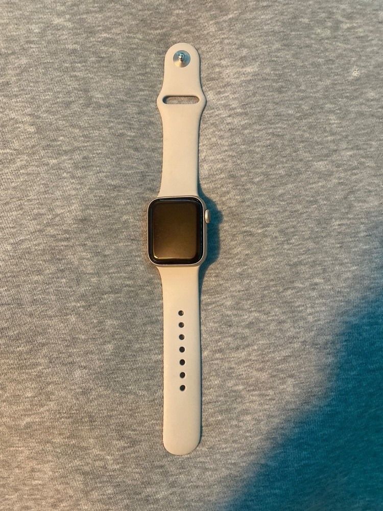 Apple Watch SE 40mm GPS Aluminum Case 32GB in Good Condition