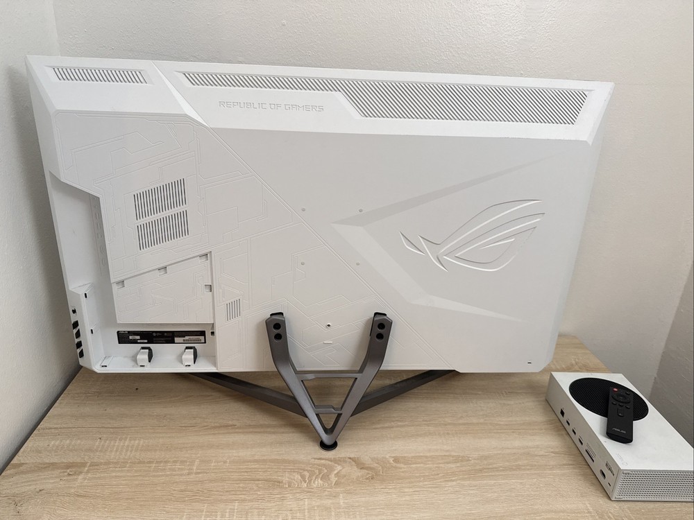 ASUS ROG Strix XG43UQ 43'' 4K UHD Gaming Monitor