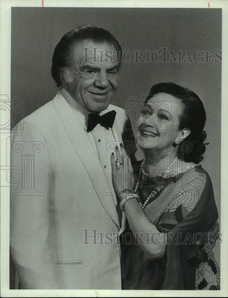 Press Photo Entertainers in formal portrait smiling - sap25833