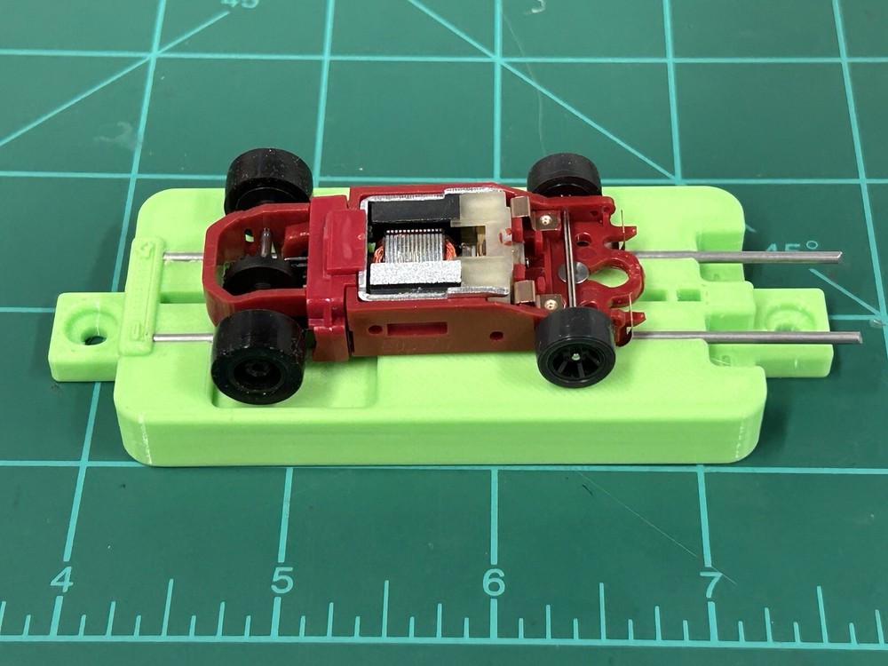 HO Super 7 Viper Lifelike Tyco Super G+ Hot Green Slot Car Break-In Stand